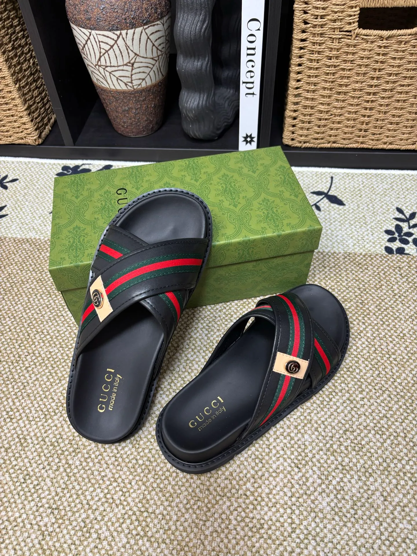 Factory 💰 300 yuan Gucci slippers] high-end men's shoes brand official website 1:1 latest masterpiece: original mold customization, the fabric is made of imported original materials, upgraded outsole, lighter and non-slip. The market's top quality, simple yet tasteful, a must-have for fashionistas, fashionable at your feet, full of confidence, the same style at the counter 👍The season of summer slippers is here. Code: 38-45 (45 customized)